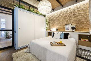 A Smart Layout Maximizes Space in This Compact Urban Beach Apartment in Barcelona - Photo 5 of 10 -