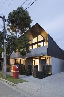 What Looks Like a Single Dwelling in Melbourne Actually Holds Six Walk-Up Apartments - Photo 2 of 14 -