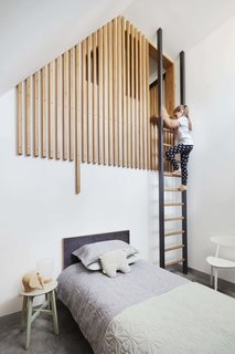 What Looks Like a Single Dwelling in Melbourne Actually Holds Six Walk-Up Apartments - Photo 9 of 14 -