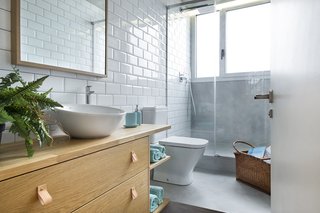 In This Compact Barcelona Apartment, Space Is Maximized With Smart Material Choices - Photo 9 of 10 -