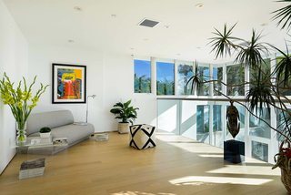 Actor Brendan Fraser’s Former Beverly Hills Home Is For Sale For $4.25 Million - Photo 8 of 12 -