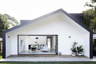 Architect Prineas remodeled this minimalist residence in Lane Cove in Sydney’s Lower North Shore with a rear extension that's connected to the main house via a small link that creates two internal courtyards. The house has plenty of strategically positioned large windows and skylights that connect it with the tree canopies above.