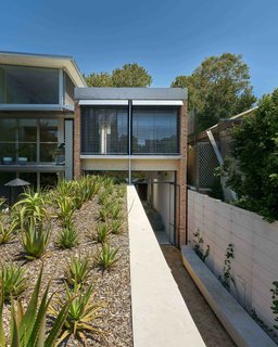 Find Out How Light and Precious Outdoor Space Were Introduced to an Old Australian Cottage - Photo 3 of 16 -