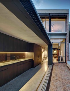 Find Out How Light and Precious Outdoor Space Were Introduced to an Old Australian Cottage - Photo 11 of 16 -