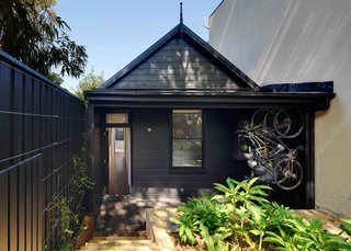 Find Out How Light and Precious Outdoor Space Were Introduced to an Old Australian Cottage - Photo 13 of 16 -