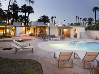 Designed by architects Albert Frey and Robson Chambers as the personal residence for Chambers, this architecturally significant house was built in 1947 and renovated by interior designer Sam Cardella in a way that stays true to its modernist heritage.
