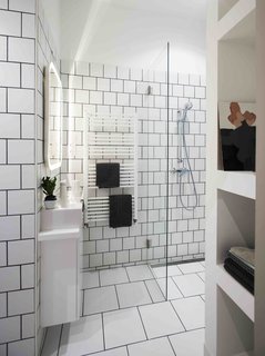3 Smart Storage Systems Maximize Space in a Tiny Studio Apartment in Budapest - Photo 4 of 10 -