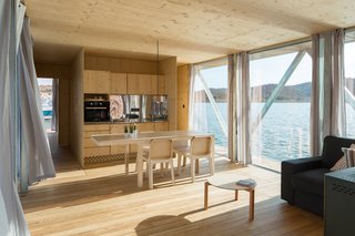 With a background in engineering and technologically-advanced water leisure devices and equipment, Go Friday can help you plan and design a modular floating home that’s not only beautiful, but also environmentally sustainable and energy efficient. Their designs have a fixed width of approximately 20 feet and lengths that range from 32.8 to 59 feet. The shorter options are ideal for cozy studios, while longer options can fit three bedrooms.