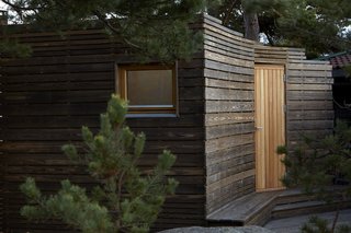A Tiny Bathhouse on the Norwegian Island of Hankø Made With Sustainable Softwood - Photo 4 of 10 -