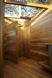 A Tiny Bathhouse on the Norwegian Island of Hankø Made With Sustainable Softwood - Photo 5 of 10 -