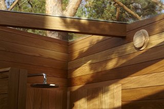 A Tiny Bathhouse on the Norwegian Island of Hankø Made With Sustainable Softwood - Photo 9 of 10 -