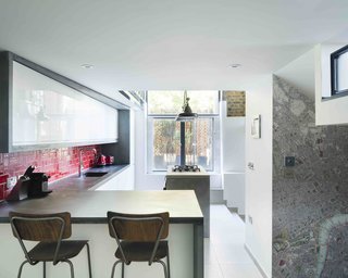 An Old Grain Warehouse on the River Thames Is Transformed Into an Industrial-Modern Home - Photo 2 of 11 -