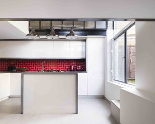 An Old Grain Warehouse on the River Thames Is Transformed Into an Industrial-Modern Home - Photo 5 of 11 -