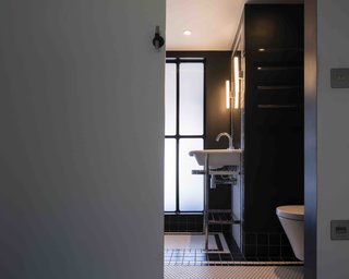 An Old Grain Warehouse on the River Thames Is Transformed Into an Industrial-Modern Home - Photo 8 of 11 -