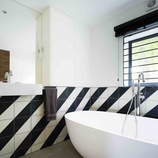 An Old Grain Warehouse on the River Thames Is Transformed Into an Industrial-Modern Home - Photo 9 of 11 -