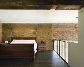 An Old Grain Warehouse on the River Thames Is Transformed Into an Industrial-Modern Home - Photo 10 of 11 -