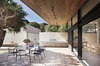 A Layered Home in Coastal Australia That Merges With the Limestone Terrain - Photo 3 of 11 -