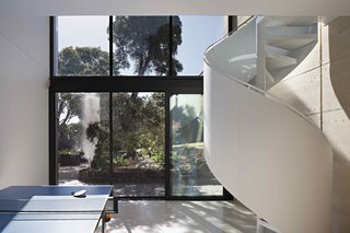 A Layered Home in Coastal Australia That Merges With the Limestone Terrain - Photo 2 of 11 -