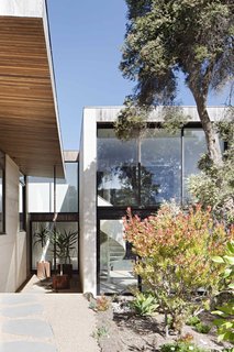 A Layered Home in Coastal Australia That Merges With the Limestone Terrain - Photo 1 of 11 -