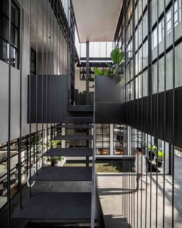 102 Potted Olive Plants Cover the Facade of This Bangkok Home - Photo 3 of 11 -