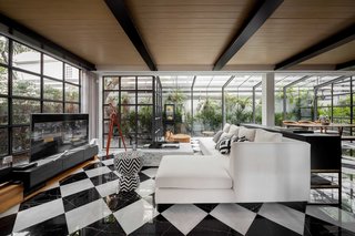 102 Potted Olive Plants Cover the Facade of This Bangkok Home - Photo 5 of 11 -