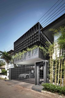 102 Potted Olive Plants Cover the Facade of This Bangkok Home - Photo 9 of 11 -