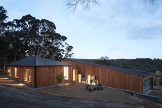 A Bushland Home in Melbourne That's Divided Between Two Pavilions - Photo 1 of 13 -