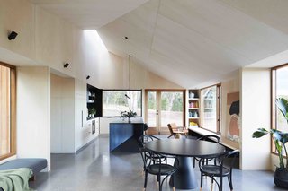 A Bushland Home in Melbourne That's Divided Between Two Pavilions - Photo 4 of 13 -