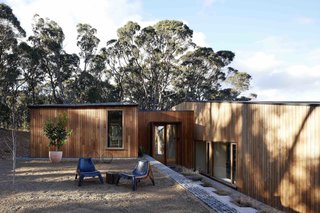 A Bushland Home in Melbourne That's Divided Between Two Pavilions - Photo 12 of 13 -