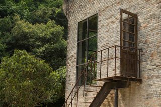 A Chinese Sugar Mill From the 1960s Becomes a Cave-Inspired Hotel - Photo 2 of 17 -