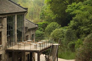 A Chinese Sugar Mill From the 1960s Becomes a Cave-Inspired Hotel - Photo 10 of 17 -