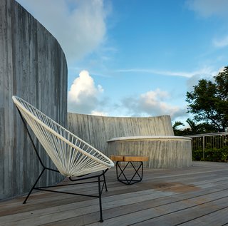 A Restaurateur's Mythical Home in Miami Follows the Path of the Sun - Photo 10 of 14 -