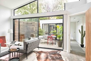 This London Prefab Made of 7 Modules Was Raised in Just One Day