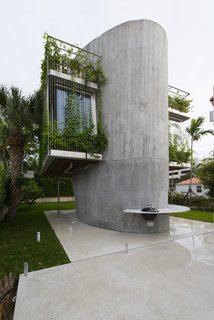 A Restaurateur's Mythical Home in Miami Follows the Path of the Sun - Photo 1 of 14 -