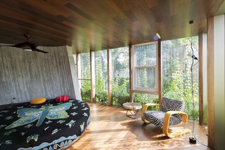 A Restaurateur's Mythical Home in Miami Follows the Path of the Sun - Photo 5 of 14 -