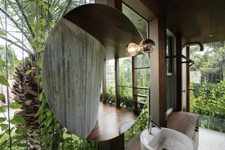 A Restaurateur's Mythical Home in Miami Follows the Path of the Sun - Photo 7 of 14 -