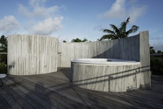 A Restaurateur's Mythical Home in Miami Follows the Path of the Sun - Photo 9 of 14 -