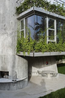 A Restaurateur's Mythical Home in Miami Follows the Path of the Sun - Photo 8 of 14 -