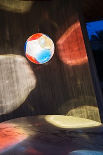A Restaurateur's Mythical Home in Miami Follows the Path of the Sun - Photo 6 of 14 -