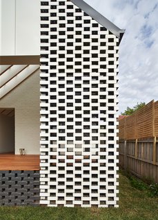A New Hip Roof Rejuvenates a California-Style Bungalow in Melbourne - Photo 4 of 12 -