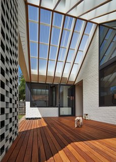 A New Hip Roof Rejuvenates a California-Style Bungalow in Melbourne - Photo 5 of 12 -