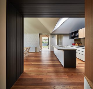 A New Hip Roof Rejuvenates a California-Style Bungalow in Melbourne - Photo 6 of 12 -