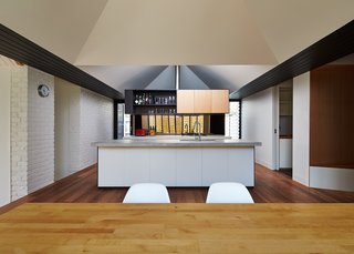 A New Hip Roof Rejuvenates a California-Style Bungalow in Melbourne - Photo 7 of 12 -