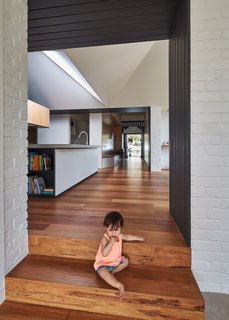 A New Hip Roof Rejuvenates a California-Style Bungalow in Melbourne - Photo 8 of 12 -