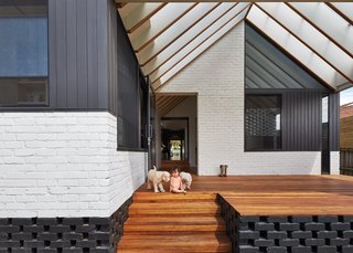 A New Hip Roof Rejuvenates a California-Style Bungalow in Melbourne - Photo 9 of 12 -