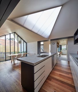 A New Hip Roof Rejuvenates a California-Style Bungalow in Melbourne - Photo 10 of 12 -