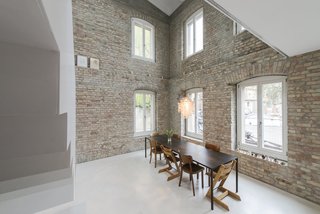 Not all arches have pronounced curves. In this old miller house built in 1844 in the Berlin neighborhood of Prenzlauer Berg, a gentle segmented arch on the top of the French windows pay homage to the building’s history. It was carefully remodeled by Hamburg-based architectural studio asdfg Architekten.