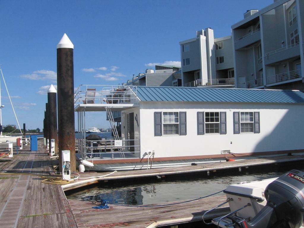 Picture of Photo 5 of 13 in Rent Out One of These Cool Houseboats or Floating ...