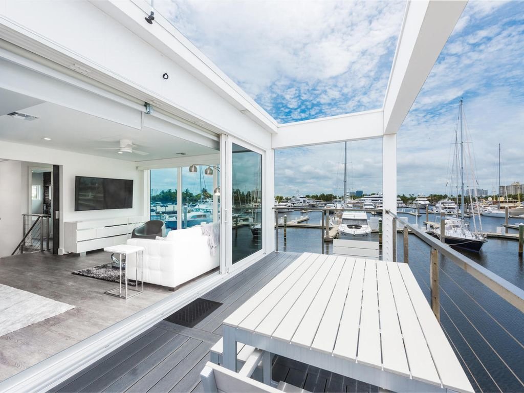 Photo 7 of 13 in Rent Out One of These Cool Houseboats or Floating ...