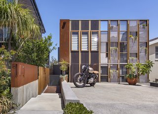 Living Screens Conceal a North Bondi Beach House and a Semi-Indoor Pool - Photo 4 of 18 -
